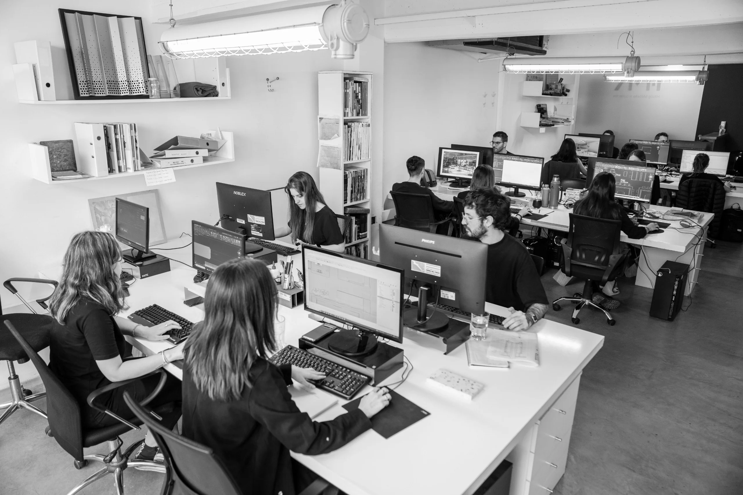 Equipo de Hitzig Militello Arquitectos trabajando en el estudio