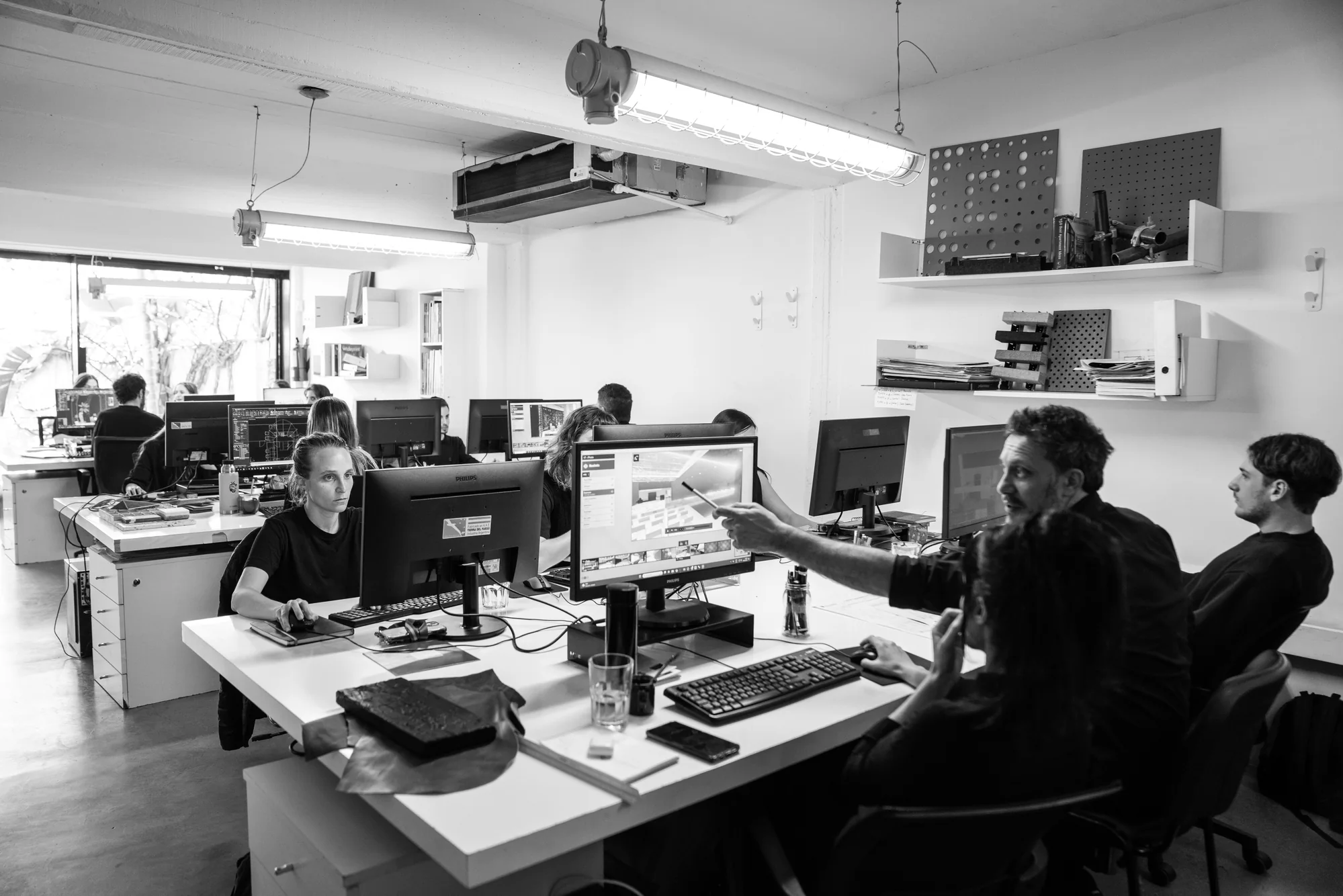 Los socios y el equipo de HMA revisando un proyecto en pantalla